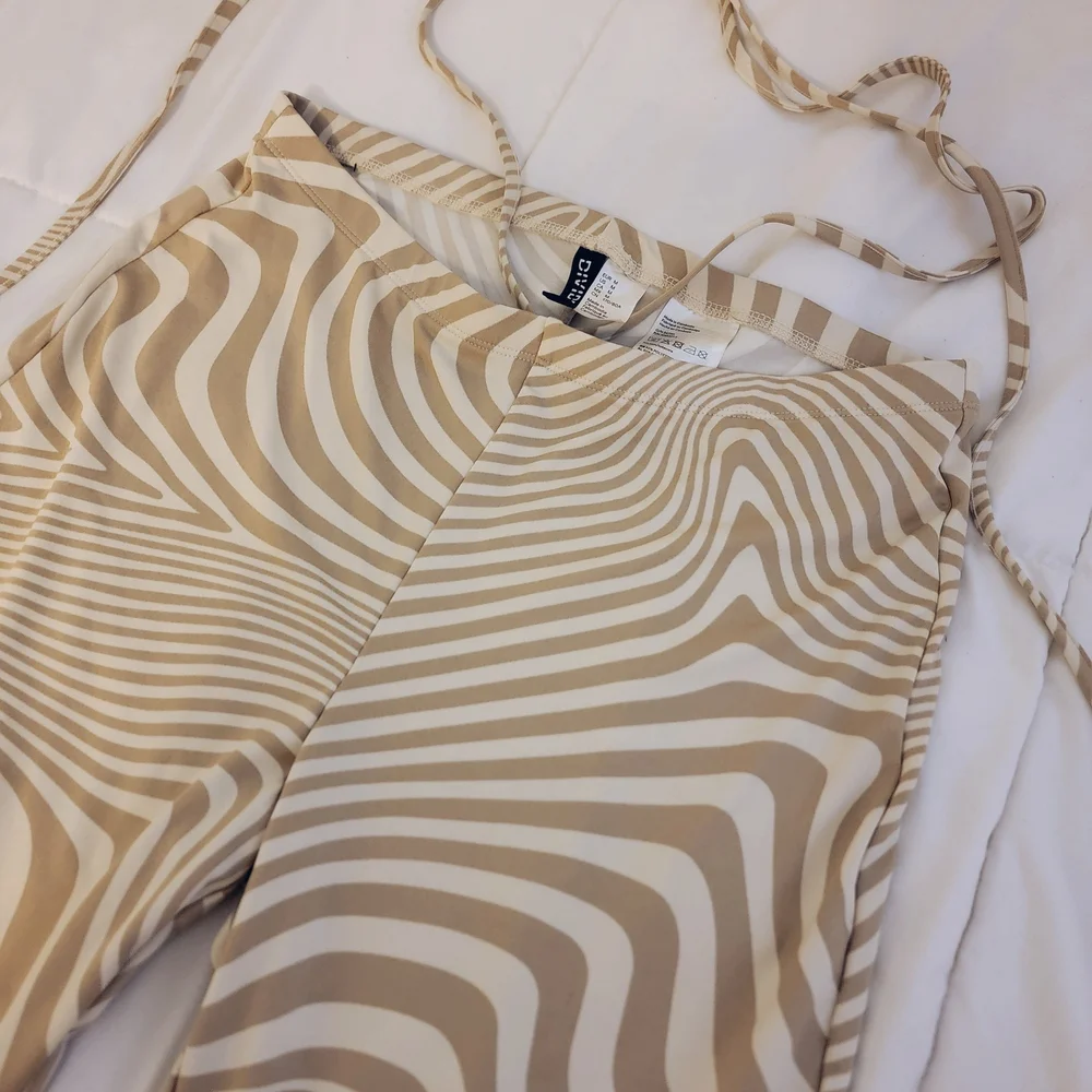 Divided Brown and White Patterned Leggings - Picture 4 of 6